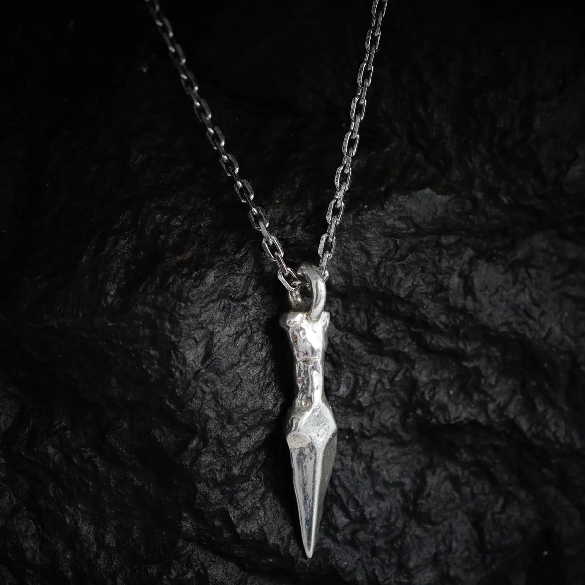 Pandantiv pumnal din argint 925 – talisman handmade pentru bărbați, simbol al forței, în stil boho rustic | Art Diva