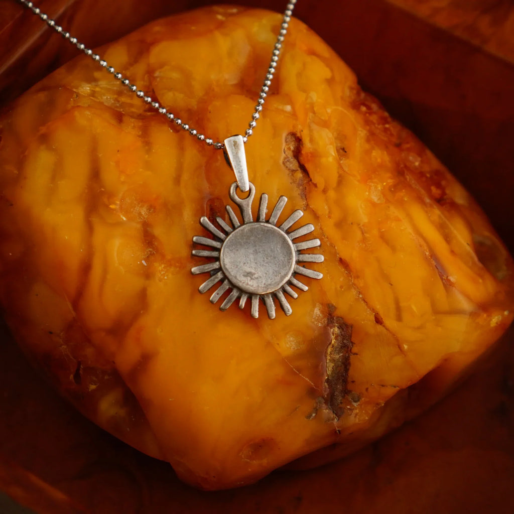 Pandantiv „Rază de soare” din argint 925 oxidat – talisman pentru căldură, lumină și speranță, bijuterie sculpturală realizată manual în stil boho și rustic | Art Diva