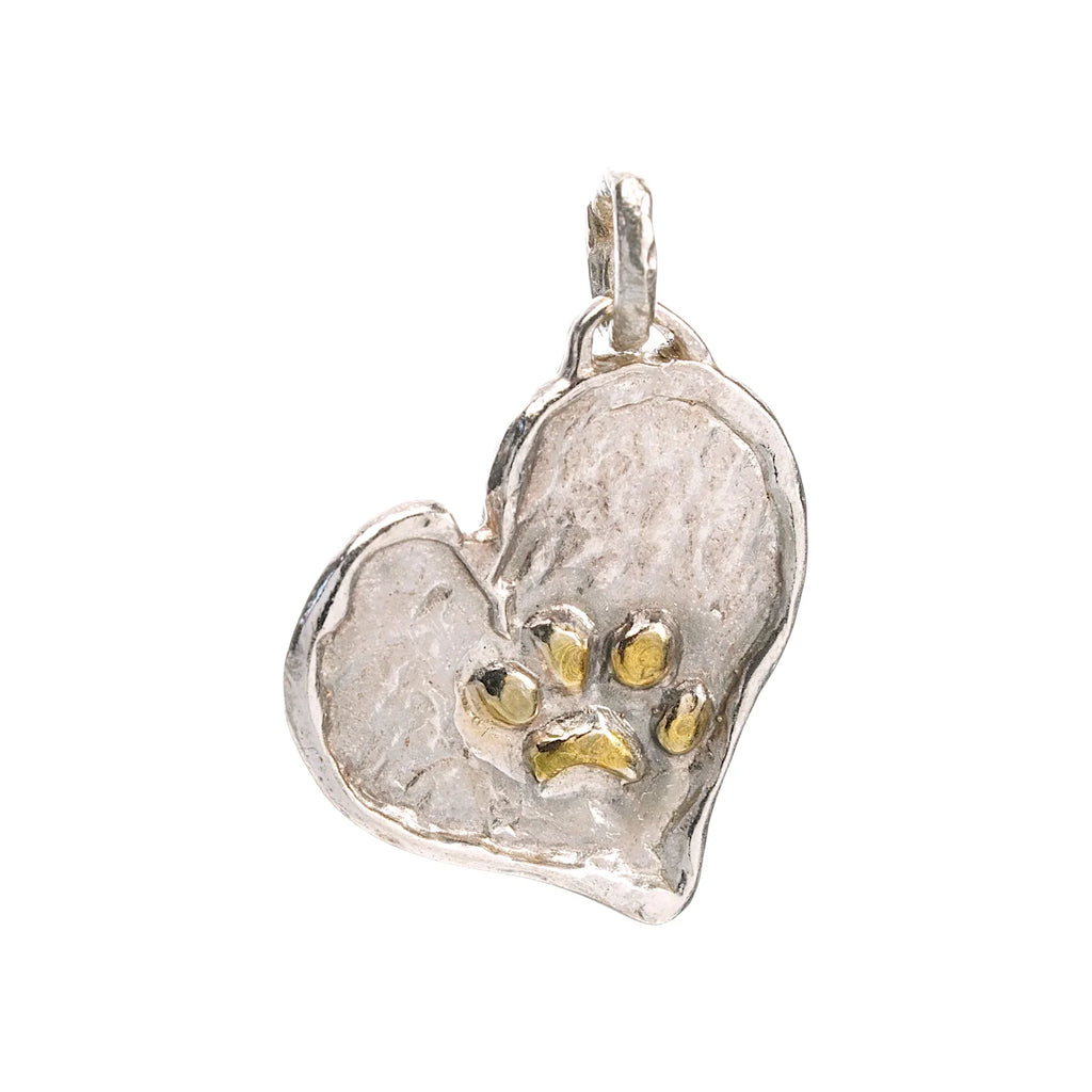 Pandantiv inimă cu lăbuță din argint 925 cu accente aurii – talisman pentru loialitate și iubire de animale, bijuterie sculpturală handmade în stil boho rustic, colecția „Strălucire” | Art Diva