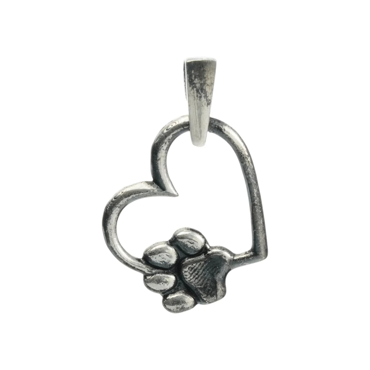 Pandantiv „Inimă și lăbuță” din argint 925 – simbol al iubirii pentru animale și talisman pentru loialitate și iubire necondiționată, bijuterie sculpturală oxidată în stil boho și rustic | Art Diva