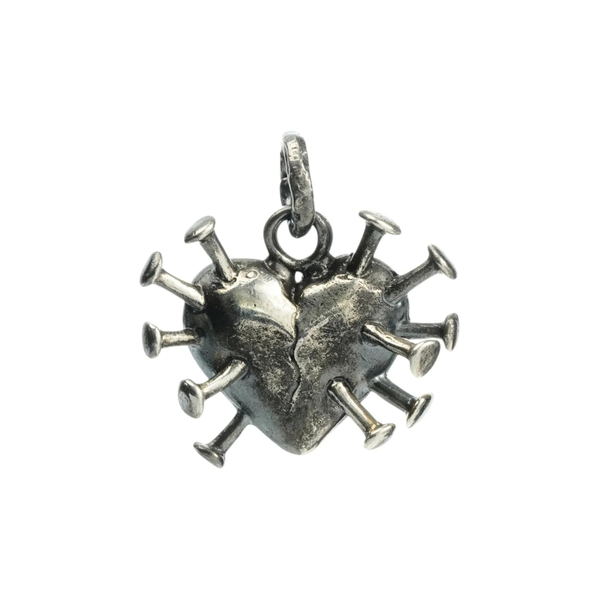 Pandantiv „Inimă cu cuie” din argint 925 – simbol al durerii, forței și iubirii trăite, bijuterie sculpturală în stil boho și rustic | Art Diva