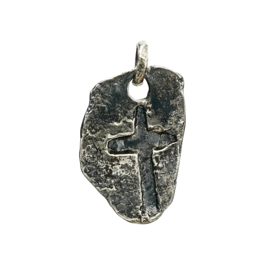Pandantiv „Cruce masivă” oxidat pentru bărbați din argint 925 – talisman pentru forță și protecție spirituală, bijuterie în stil boho și rustic | Art Diva
