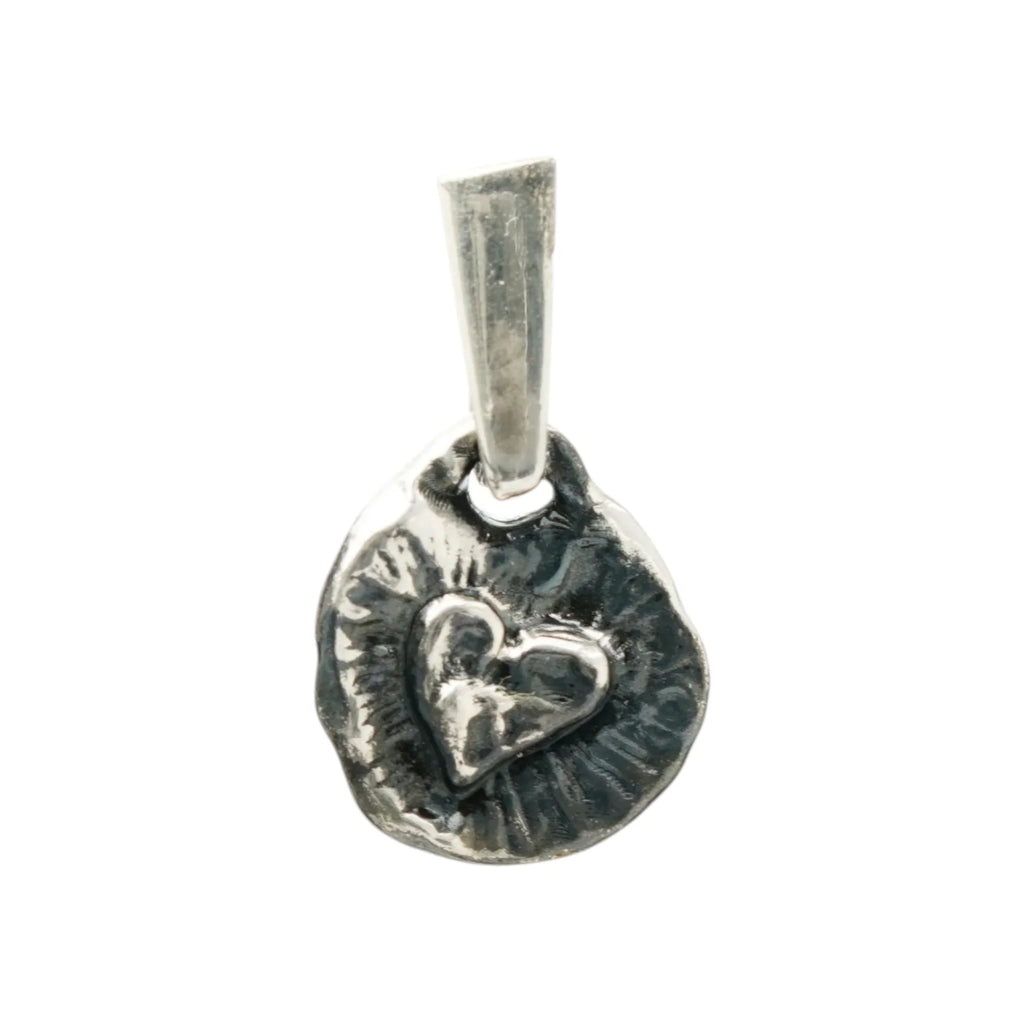 Pandantiv „Inimă cu LOVE” din argint 925 – talisman față-verso pentru iubire și apropiere emoțională, în stil boho și rustic | Art Diva