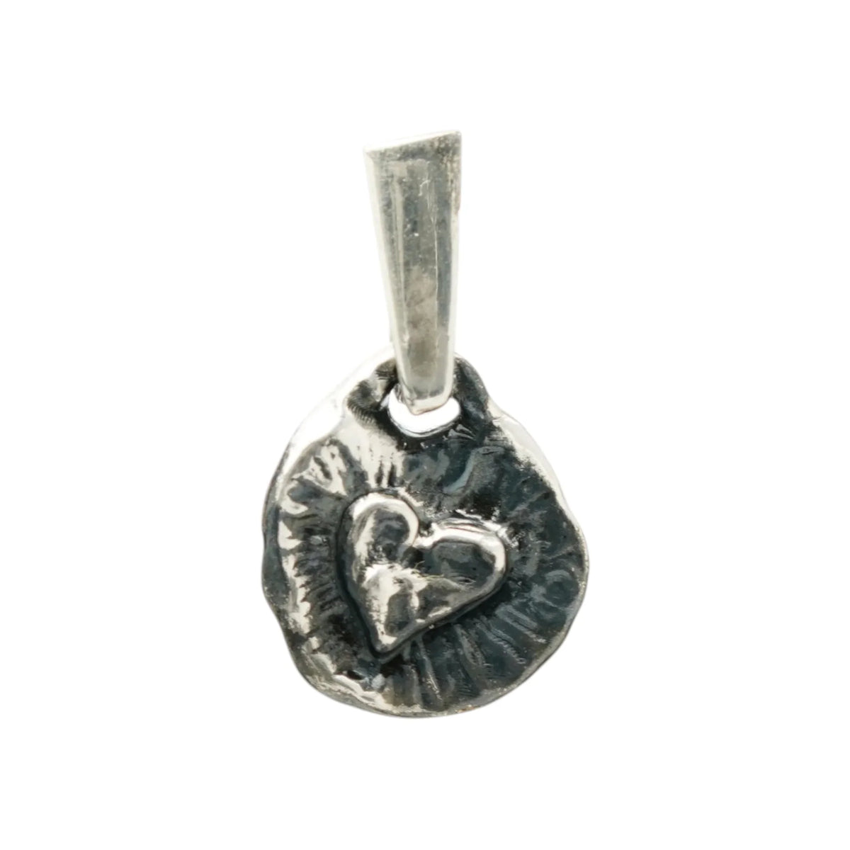 Pandantiv „Inimă cu LOVE” din argint 925 – talisman față-verso pentru iubire și apropiere emoțională, în stil boho și rustic | Art Diva