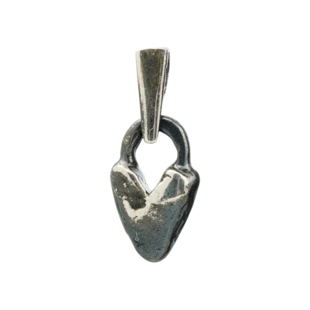 Pandantiv miniatural „Inimă pufoasă” din argint 925 – talisman pentru iubire, tandrețe și grijă, realizat manual în stil boho | Art Diva
