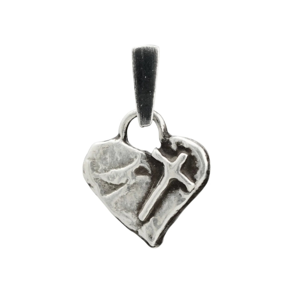 Pandantiv miniatural „Credința în iubire” din argint 925 – inimă creștină cu cruce, simbol realizat manual al iubirii spirituale | Art Diva