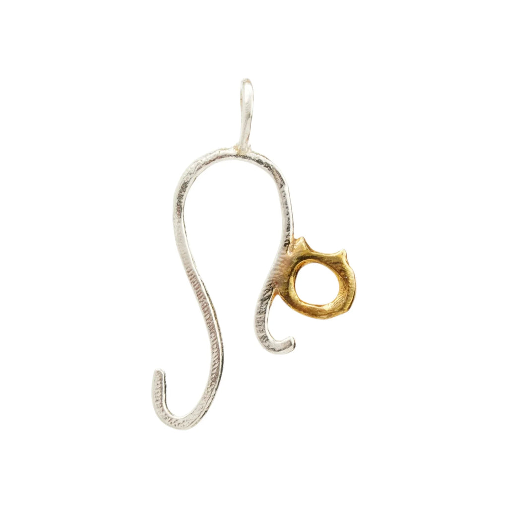 Pandantiv „Pisicuță” din argint 925 cu accent auriu – talisman filigranat pentru gingășie și protecție, bijuterie sculpturală în stil boho | Art Diva