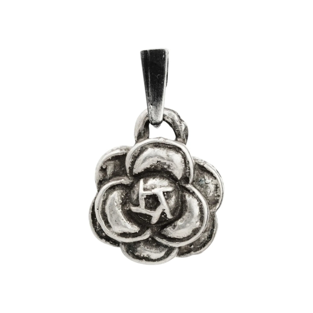 Pandantiv „Camelie” realizat manual din argint 925, talisman pentru frumusețe și eleganță, bijuterie sculpturală în stil boho și rustic | Art Diva