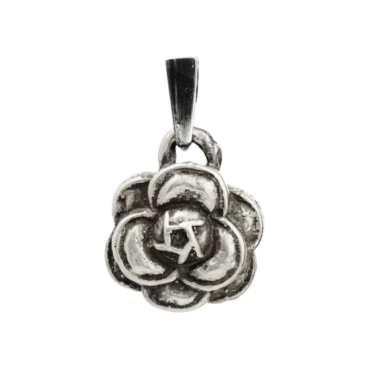 Pandantiv „Camelie” realizat manual din argint 925, talisman pentru frumusețe și eleganță, bijuterie sculpturală în stil boho și rustic | Art Diva