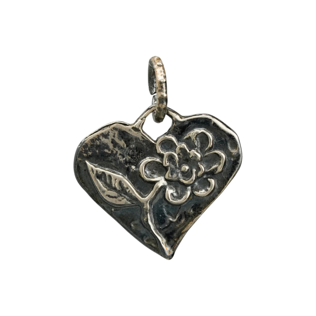Pandantiv Inimă cu Floare din argint 925 – talisman al iubirii realizat manual, bijuterie sculpturală în stil boho, cadou ideal pentru mamă, fiică sau prietenă | Art Diva