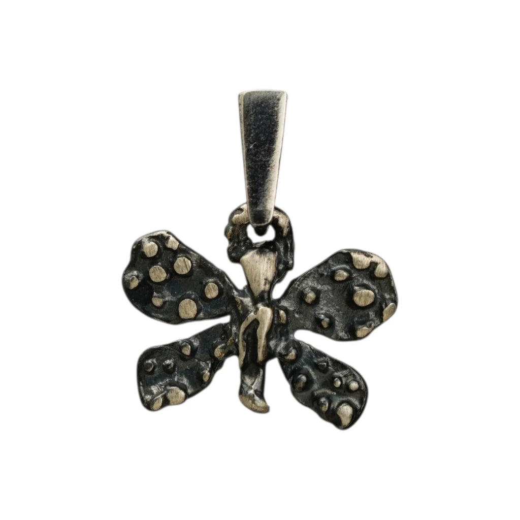 Pandantiv „Fluture mic” din argint 925 – talisman boho al schimbării și al ușurinței, bijuterie sculpturală și cadou pentru mamă, fiică sau prietenă | Art Diva