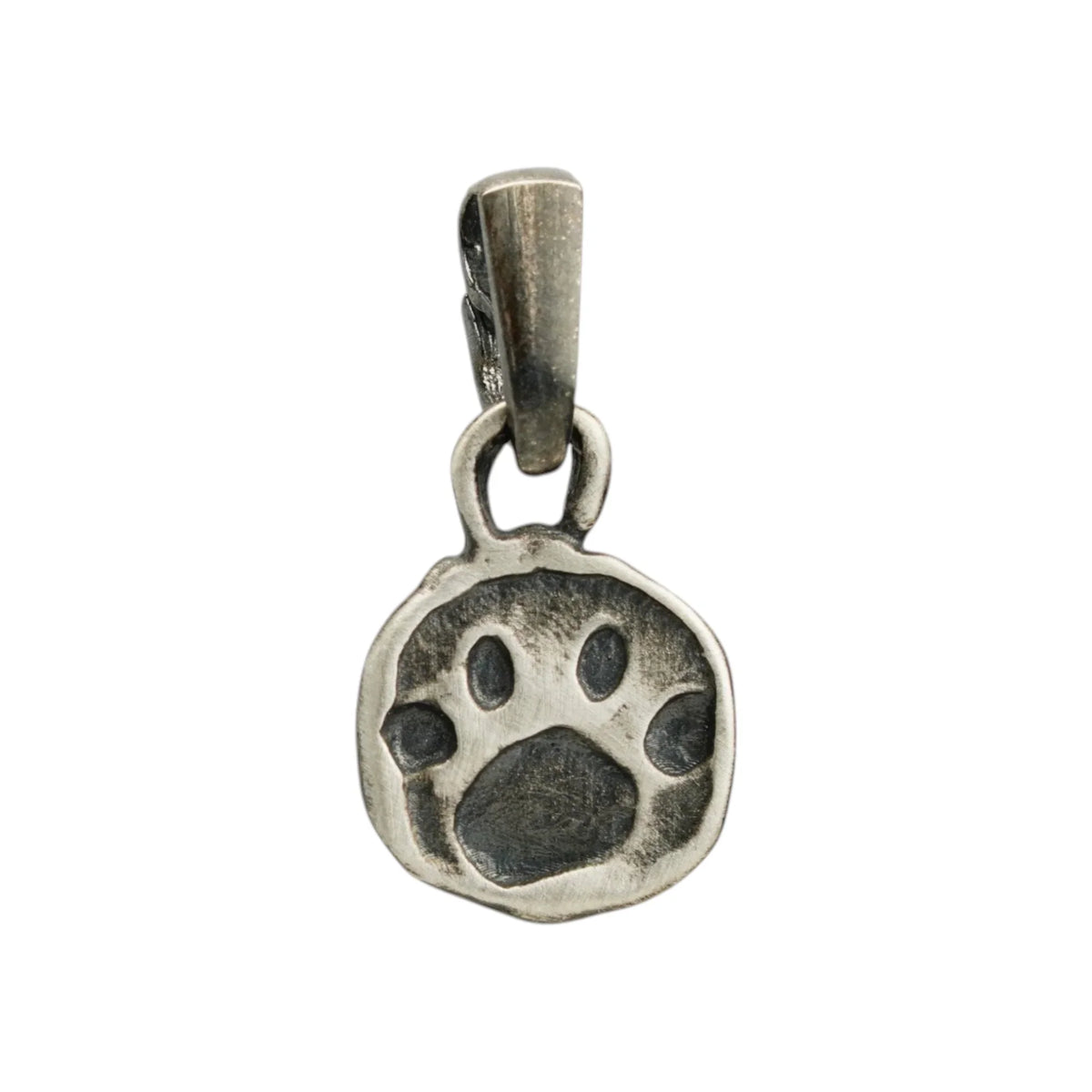 Pandantiv „Lăbuță” din argint 925 – talisman boho pentru iubirea de animale, bijuterie sculpturală și cadou pentru iubitorii de câini sau pisici | Art Diva