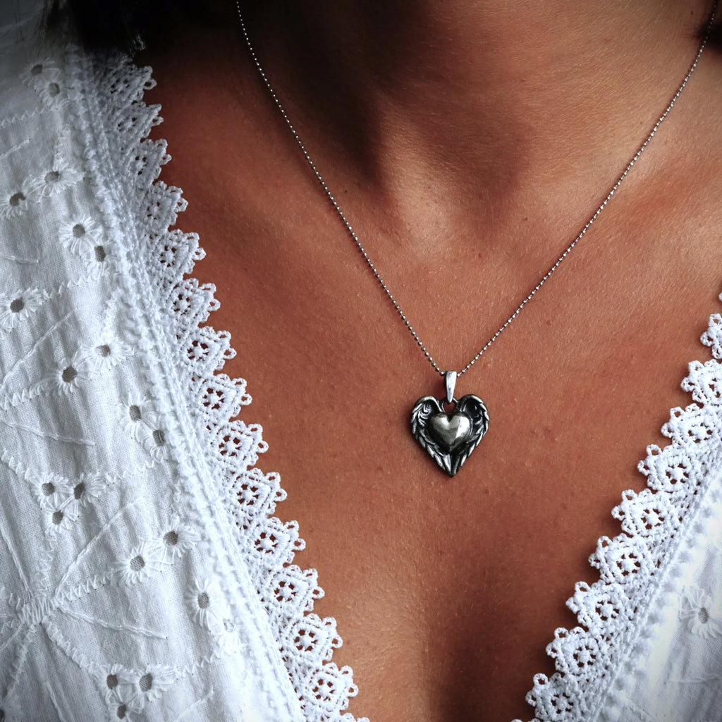 Pandantiv „Inimă cu aripi de înger” din argint 925 – talisman realizat manual pentru protecție și iubire, în stil boho artistic | Art Diva