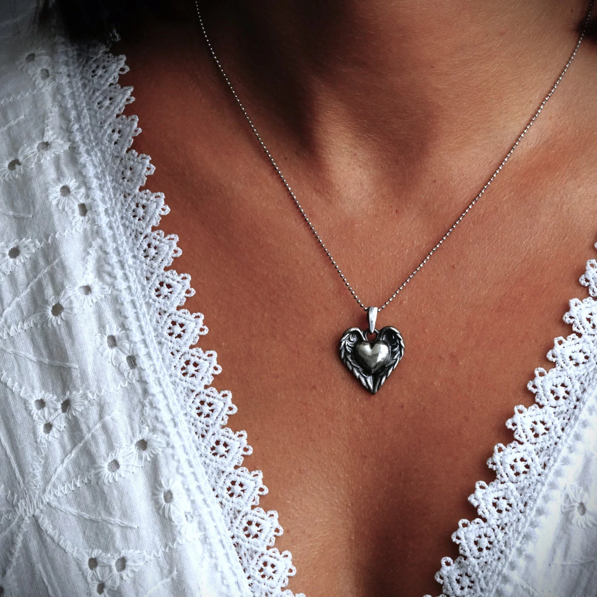 Pandantiv „Inimă cu aripi de înger” din argint 925 – talisman realizat manual pentru protecție și iubire, în stil boho artistic | Art Diva