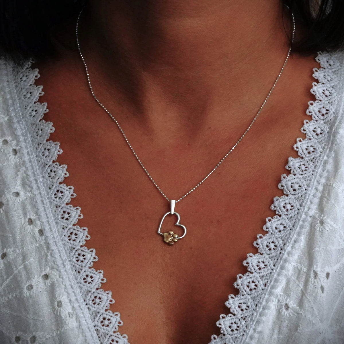Pandantiv „Inimă și Lăbuță” din argint 925 cu accente aurii – talisman pentru dragostea față de animale, bijuterie sculpturală în stil boho și rustic | Art Diva