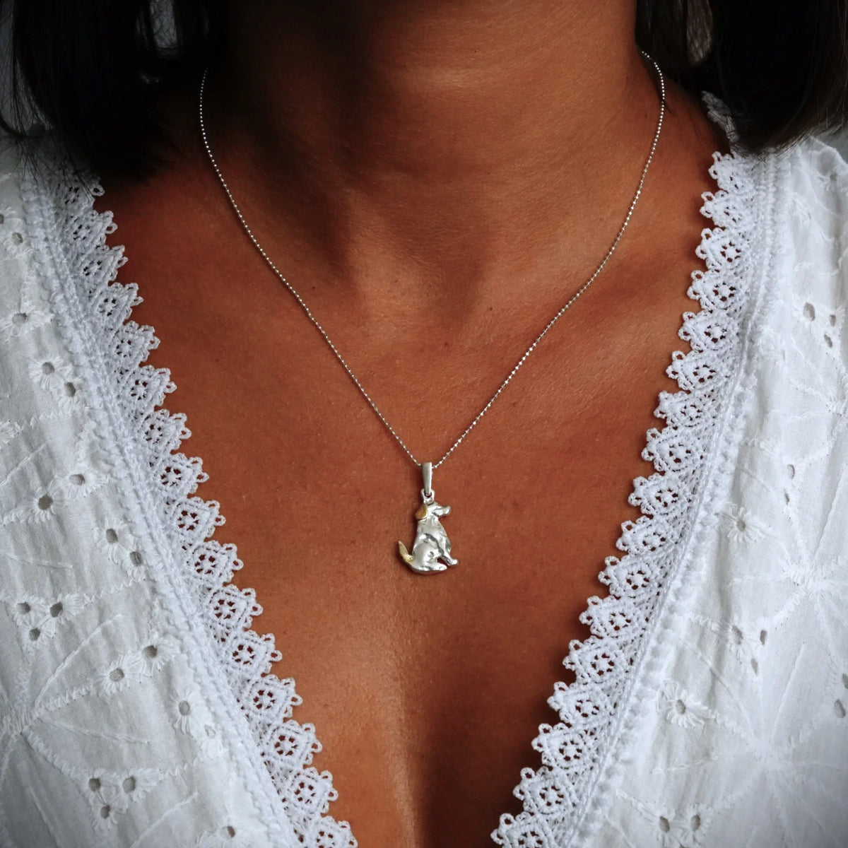 Pandantiv Câine din argint 925 cu accente aurii – talisman pentru loialitate, dragoste de animale și legătura cu prietenul tău necuvântător | Art Diva