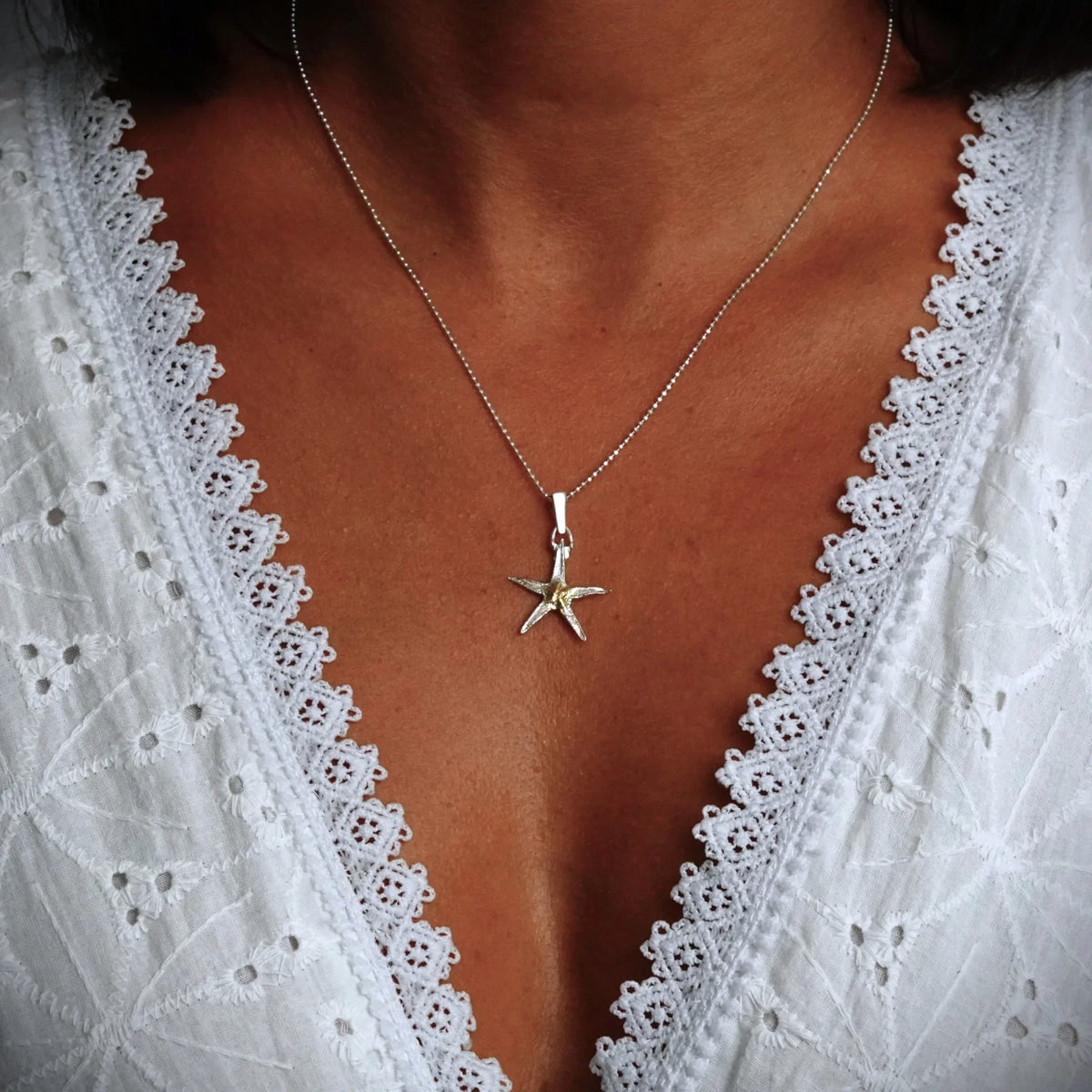 Pandantiv „Stea de mare” din argint 925 cu accente aurii – talisman pentru noroc și seninătate, bijuterie sculpturală în stil boho și rustic | Art Diva
