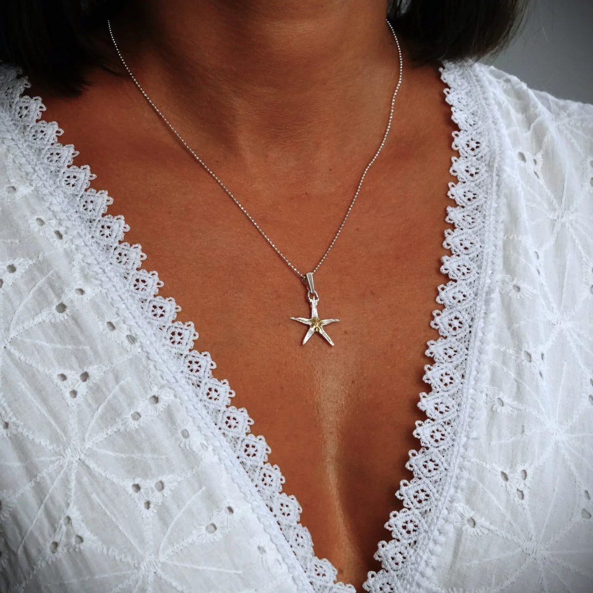 Pandantiv „Stea de mare” din argint 925 cu accente aurii – talisman pentru noroc și seninătate, bijuterie sculpturală în stil boho și rustic | Art Diva