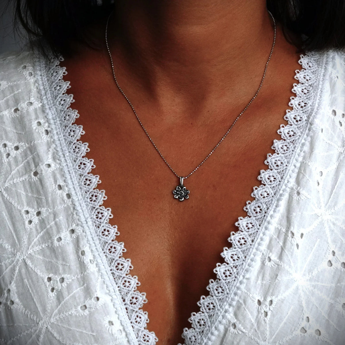 Pandantiv „Floare” din argint 925 – talisman boho al armoniei realizat manual, bijuterie sculpturală și cadou pentru mamă, fiică sau prietenă | Art Diva