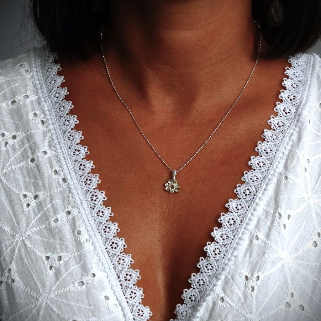 Pandantiv „Floare” din argint 925 – talisman boho realizat manual pentru armonie, bijuterie sculpturală și cadou pentru mamă, fiică sau prietenă | Art Diva
