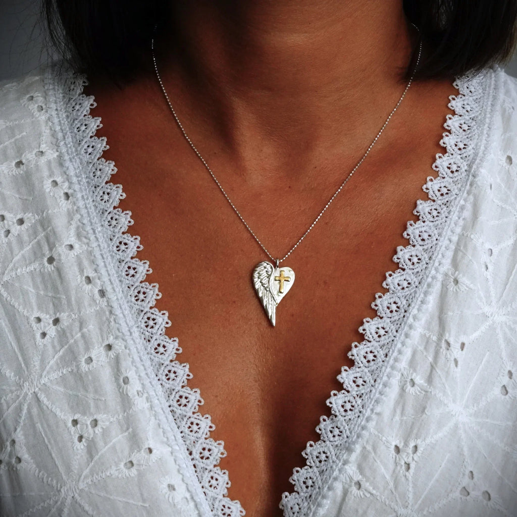 Pandantiv „Inimă cu cruce și aripă de înger” din argint 925 cu accente aurii – talisman lustruit manual pentru protecție, iubire și forță interioară | Art Diva
