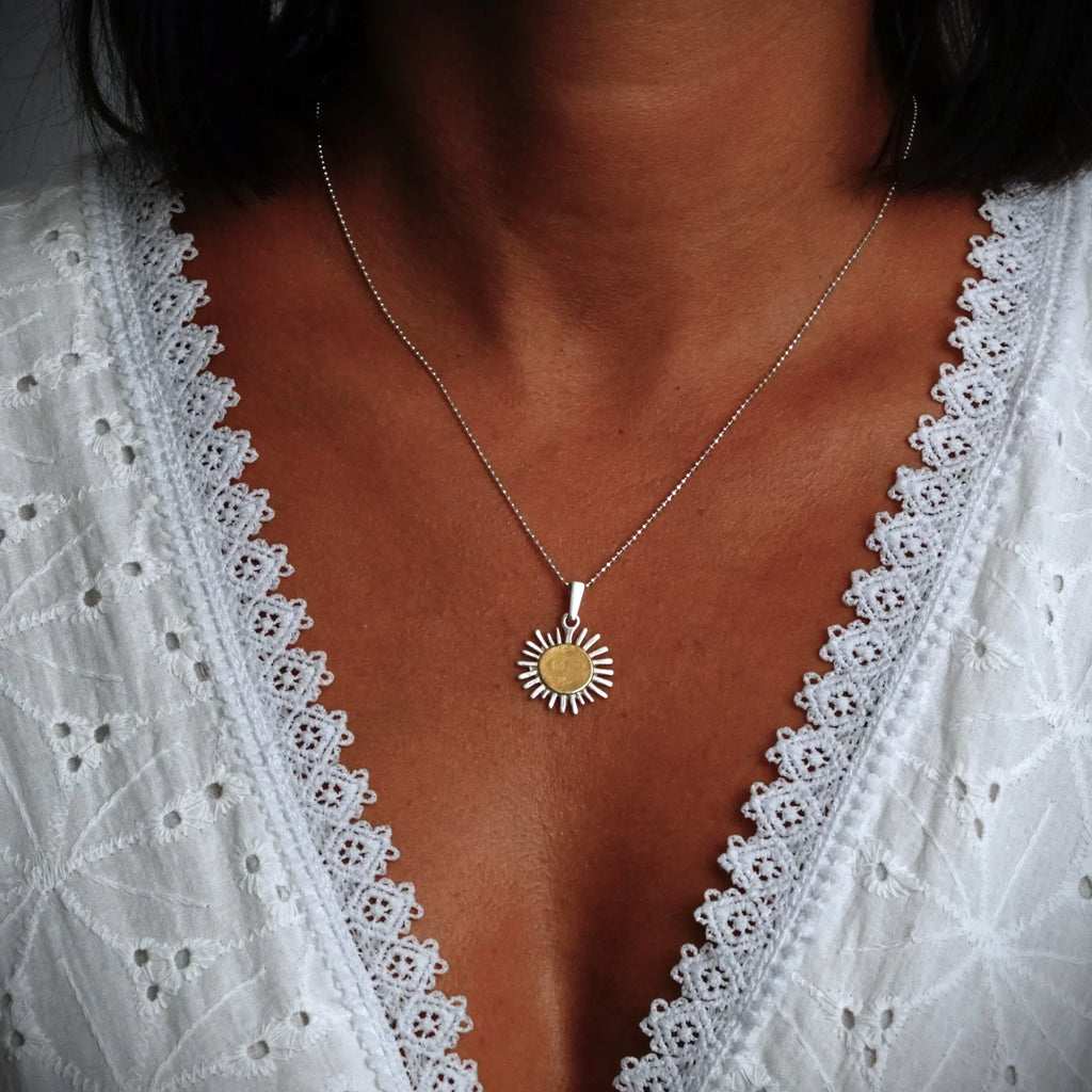 Pandantiv „Rază de soare” din argint 925 – talisman pentru căldură, lumină și speranță, bijuterie sculpturală realizată manual în stil boho și rustic | Art Diva
