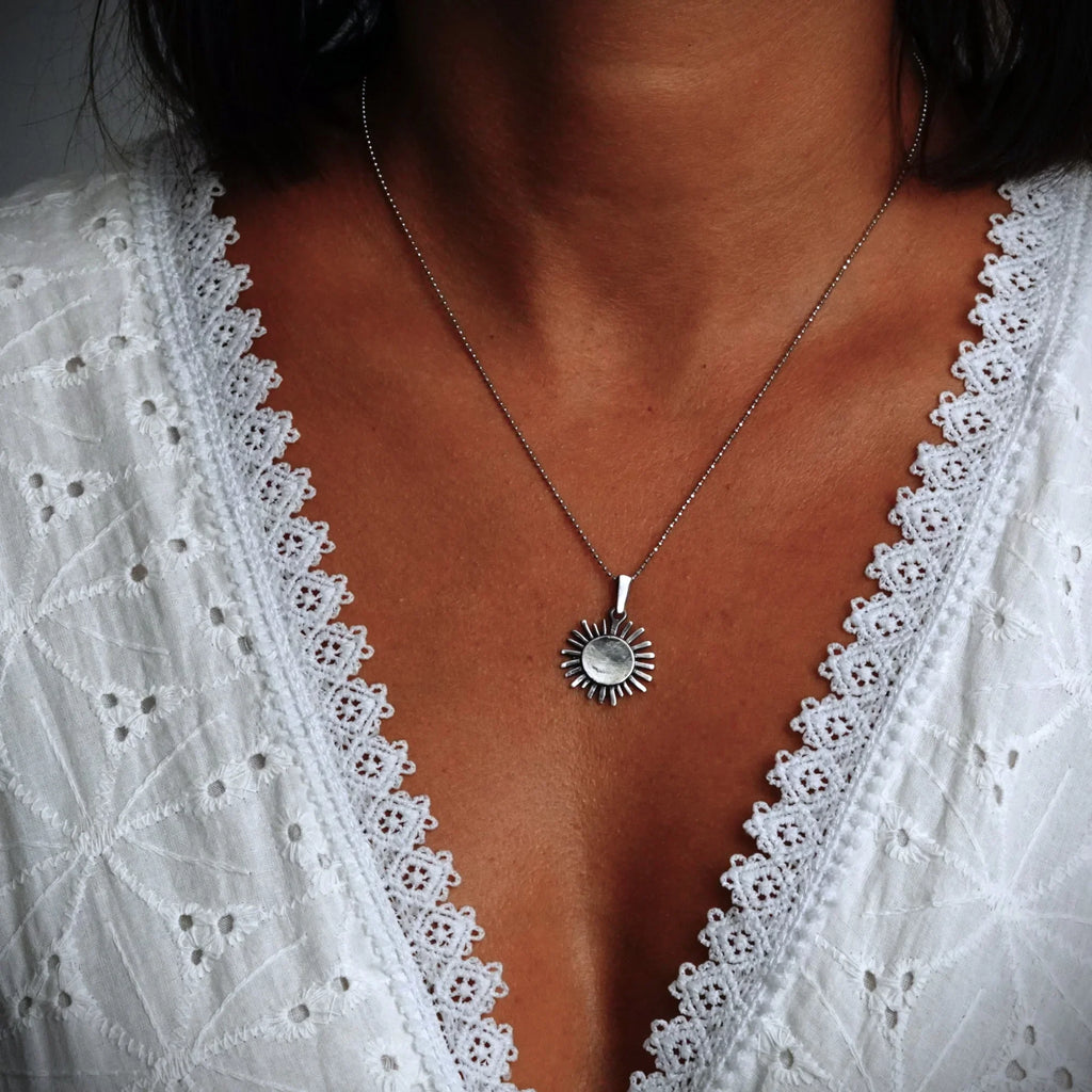 Pandantiv „Rază de soare” din argint 925 oxidat – talisman pentru căldură, lumină și speranță, bijuterie sculpturală realizată manual în stil boho și rustic | Art Diva