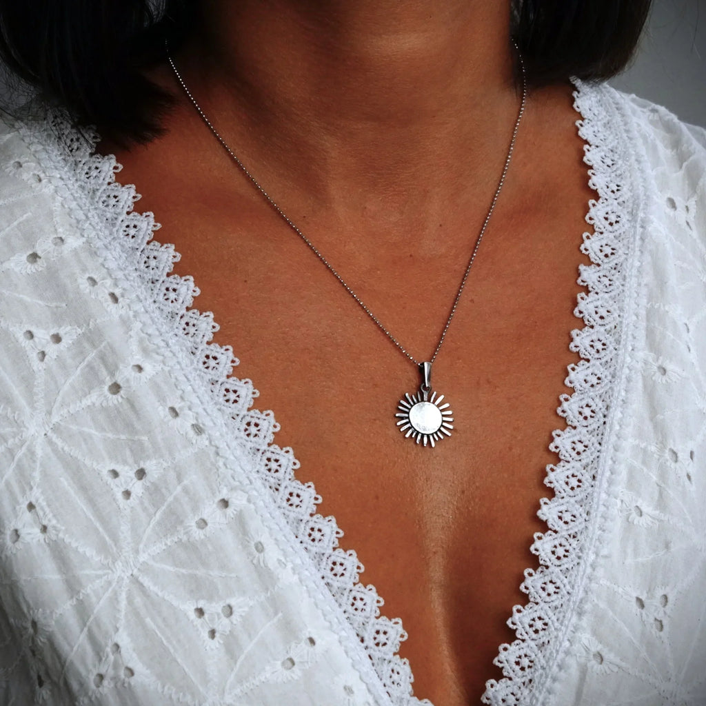 Pandantiv „Rază de soare” din argint 925 oxidat – talisman pentru căldură, lumină și speranță, bijuterie sculpturală realizată manual în stil boho și rustic | Art Diva
