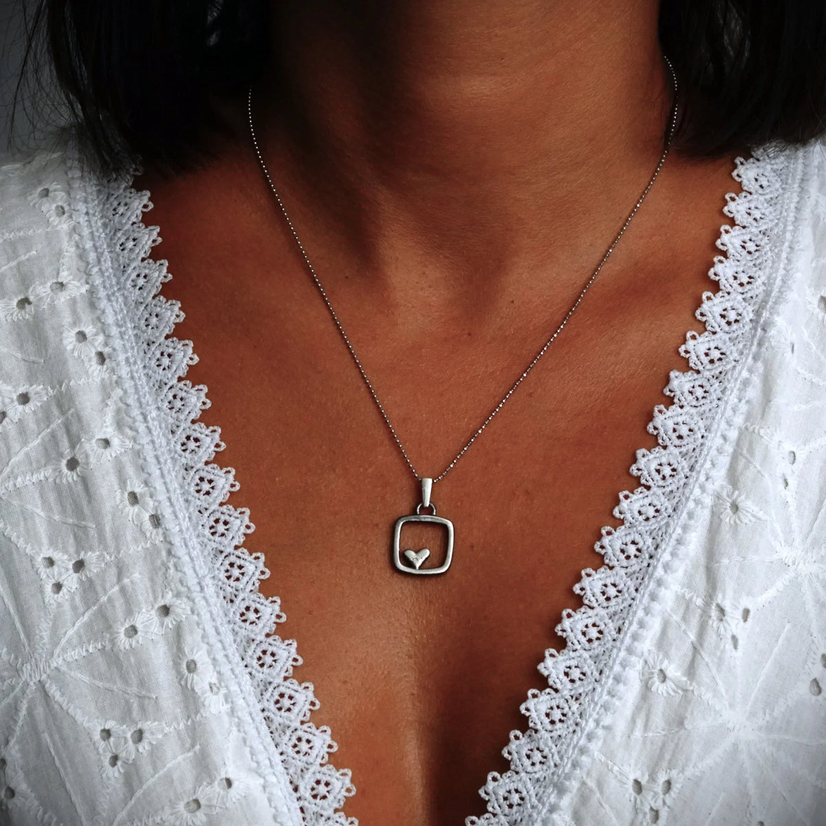 Pandantiv Inimă în pătrat din argint 925 – parțial oxidat în stil vintage, talisman realizat manual pentru iubire și echilibru, bijuterie sculpturală în stil boho și rustic | Art Diva