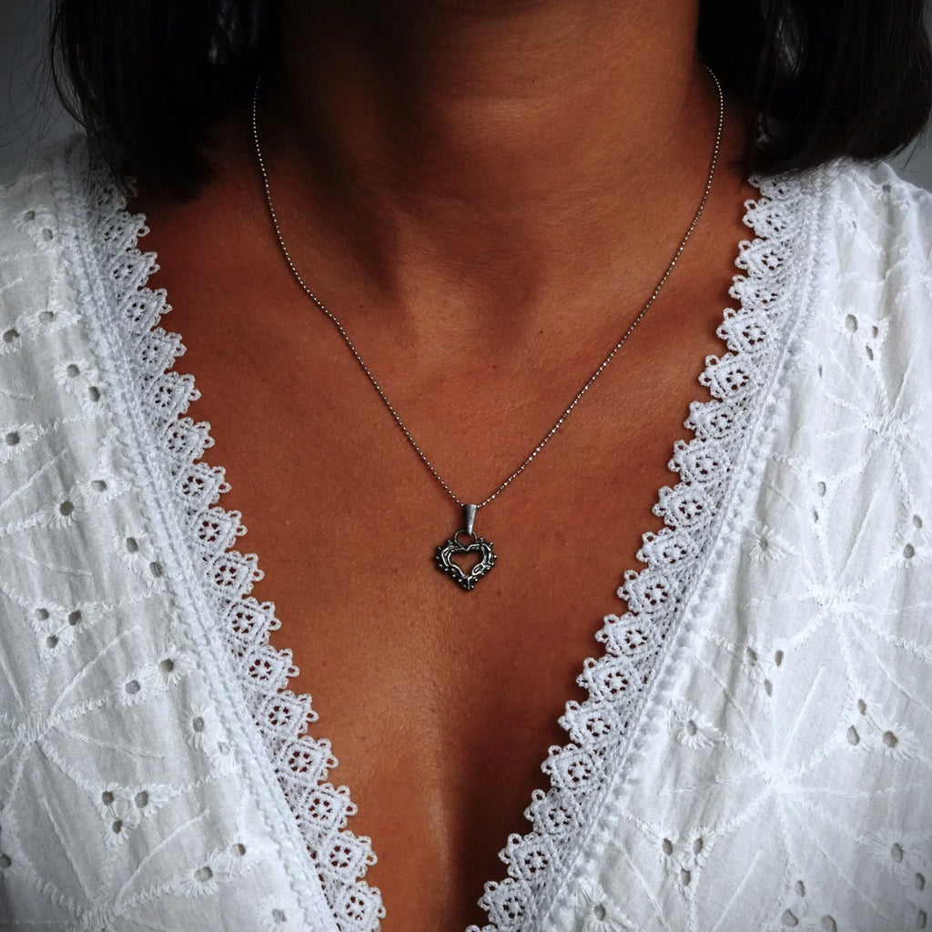 Pandantiv Inimă „Iubire de dimineață” cu picături de rouă din argint 925 – talisman pentru tandrețe și iubire pură, realizat manual în stil boho | Art Diva