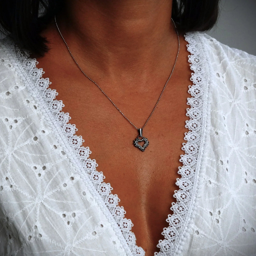 Pandantiv Inimă „Iubire de dimineață” cu picături de rouă din argint 925 – talisman pentru tandrețe și iubire pură, realizat manual în stil boho | Art Diva