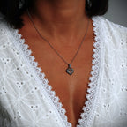 Pandantiv Inimă „Iubire de dimineață” cu picături de rouă din argint 925 – talisman pentru tandrețe și iubire pură, realizat manual în stil boho | Art Diva