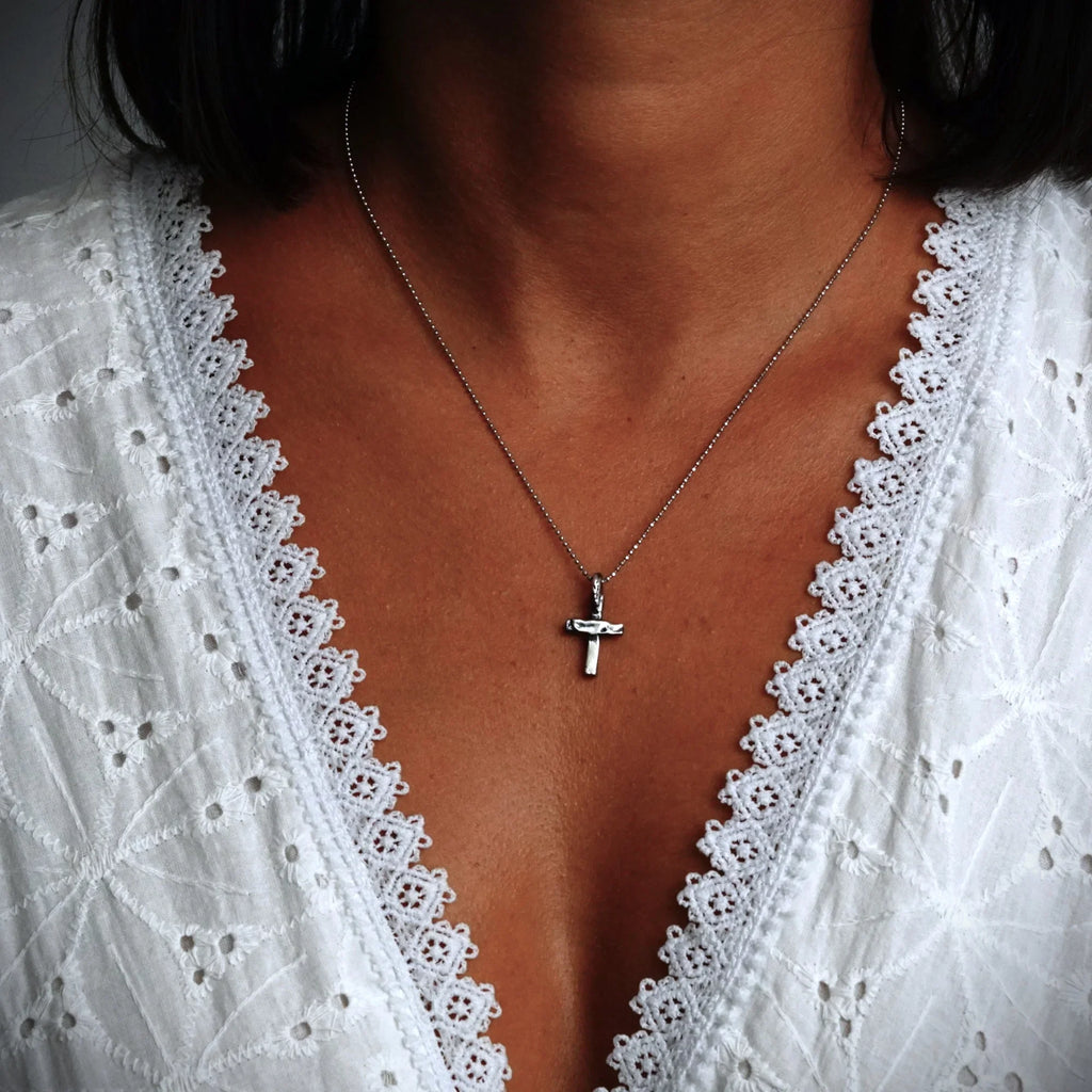 Pandantiv „Cruce Mică” din argint 925 – bijuterie realizată manual în stil boho și rustic | Art Diva