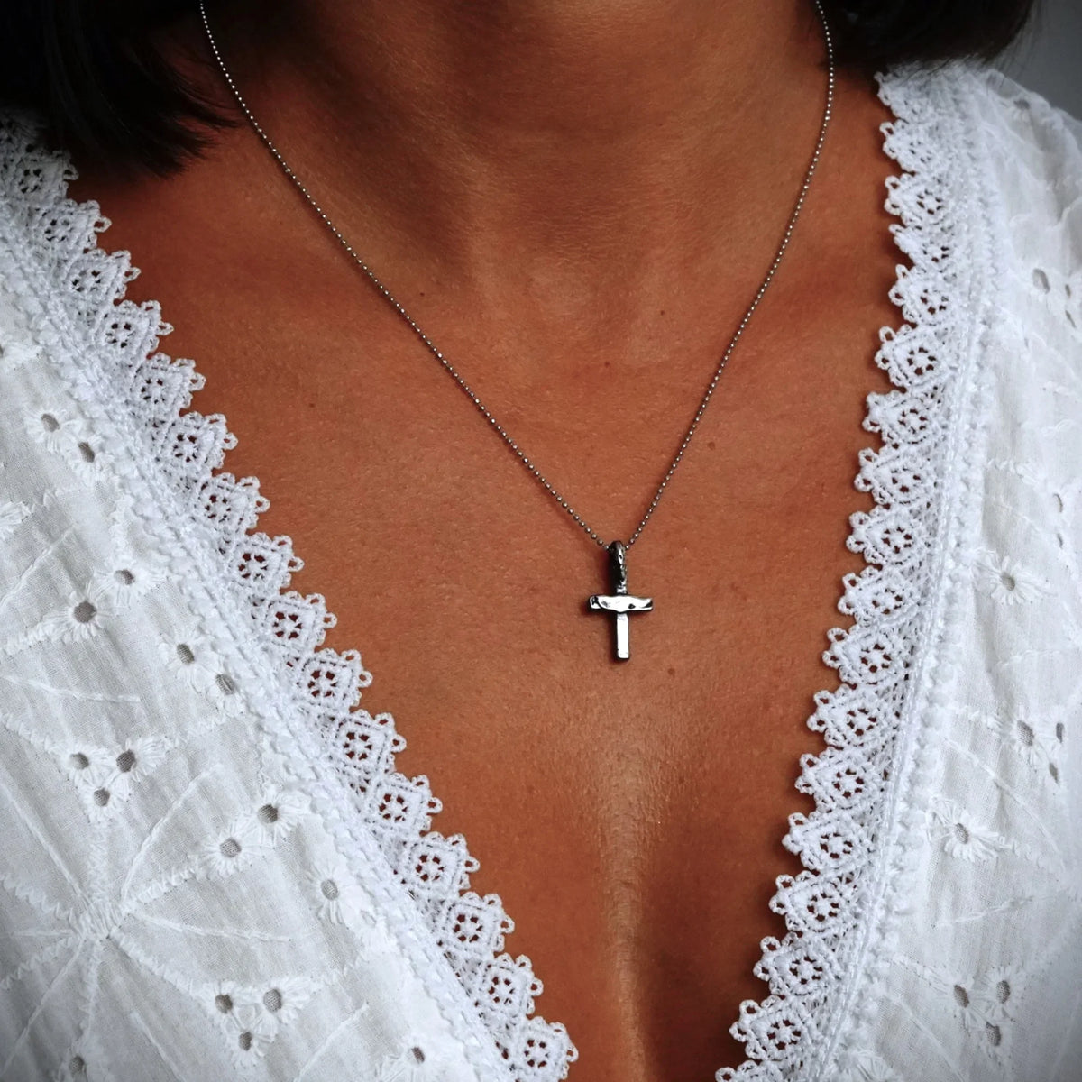 Pandantiv „Cruce Mică” din argint 925 – bijuterie realizată manual în stil boho și rustic | Art Diva