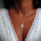 Pandantiv „Cruce cu floare” din argint 925 cu accente aurii – simbol al credinței, forței spirituale, păcii interioare și protecției, bijuterie sculpturală în stil boho și rustic | Art Diva