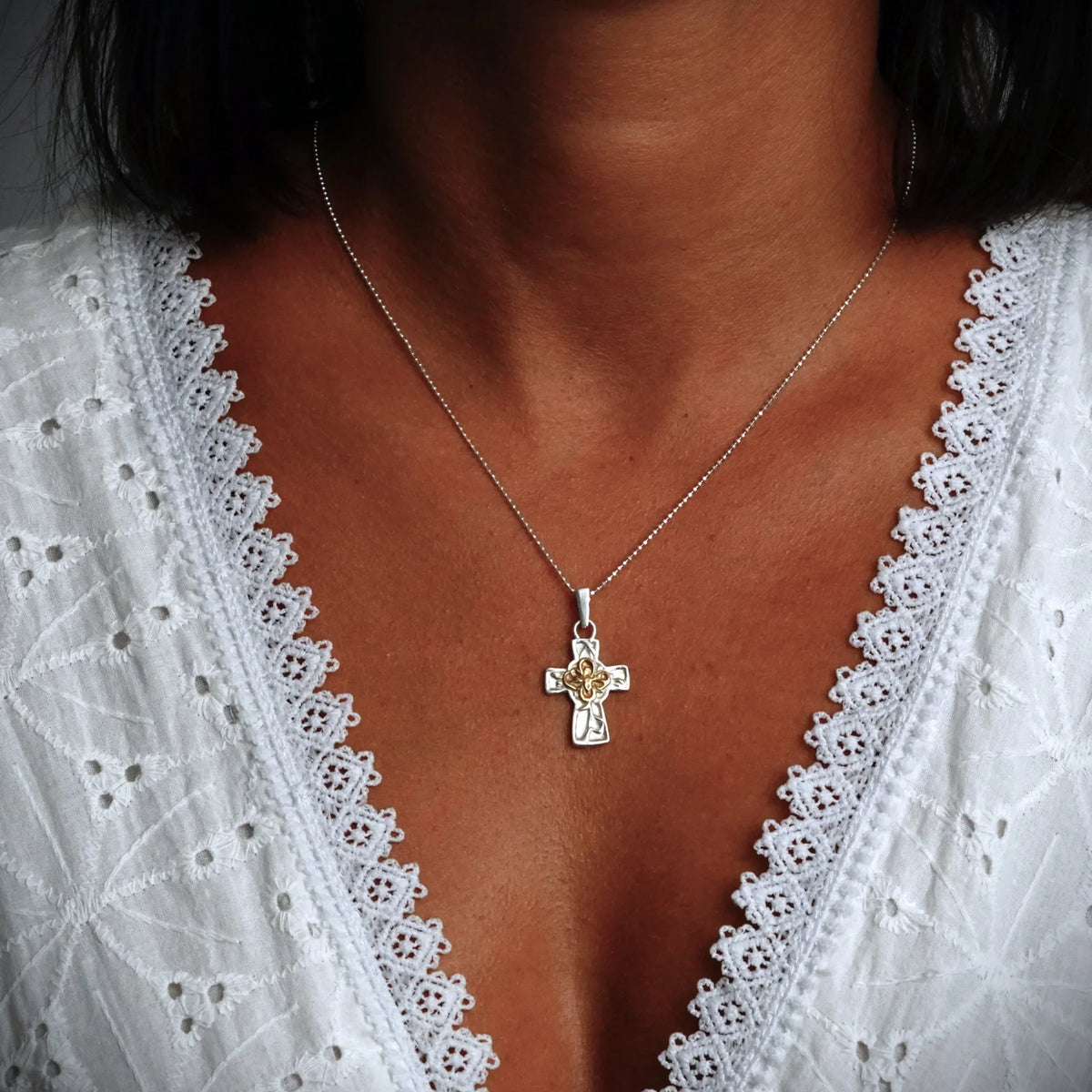 Pandantiv „Cruce cu floare” din argint 925 cu accente aurii – simbol al credinței, forței spirituale, păcii interioare și protecției, bijuterie sculpturală în stil boho și rustic | Art Diva