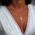 Pandantiv „Cruce cu floare” din argint 925 cu accente aurii – simbol al credinței, forței spirituale, păcii interioare și protecției, bijuterie sculpturală în stil boho și rustic | Art Diva