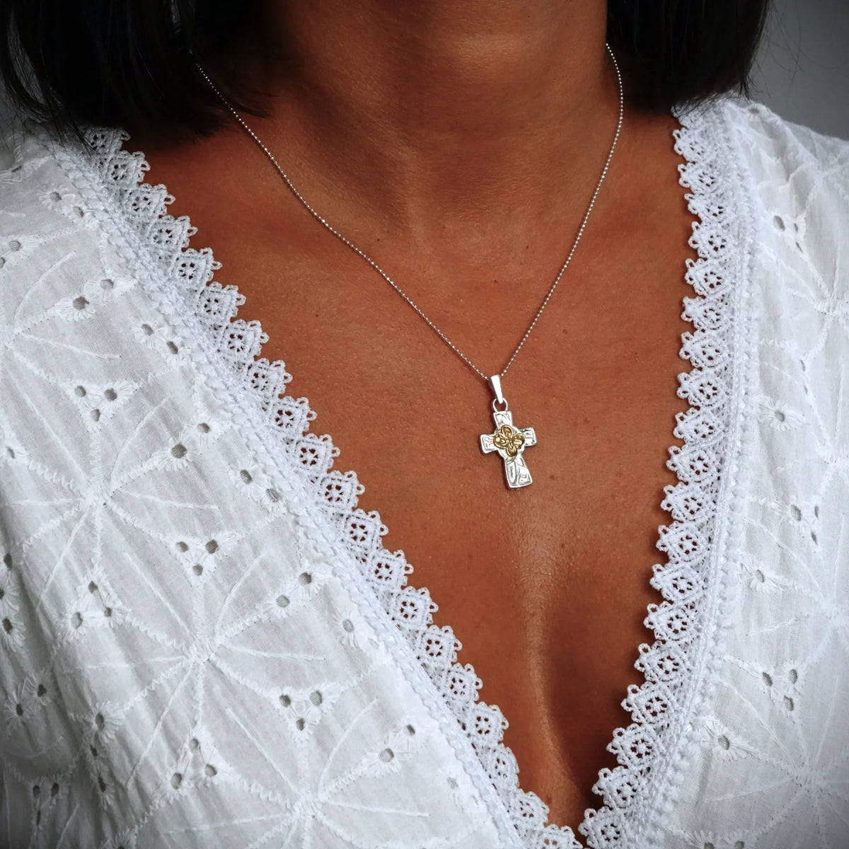 Pandantiv „Cruce cu floare” din argint 925 cu accente aurii – simbol al credinței, forței spirituale, păcii interioare și protecției, bijuterie sculpturală în stil boho și rustic | Art Diva
