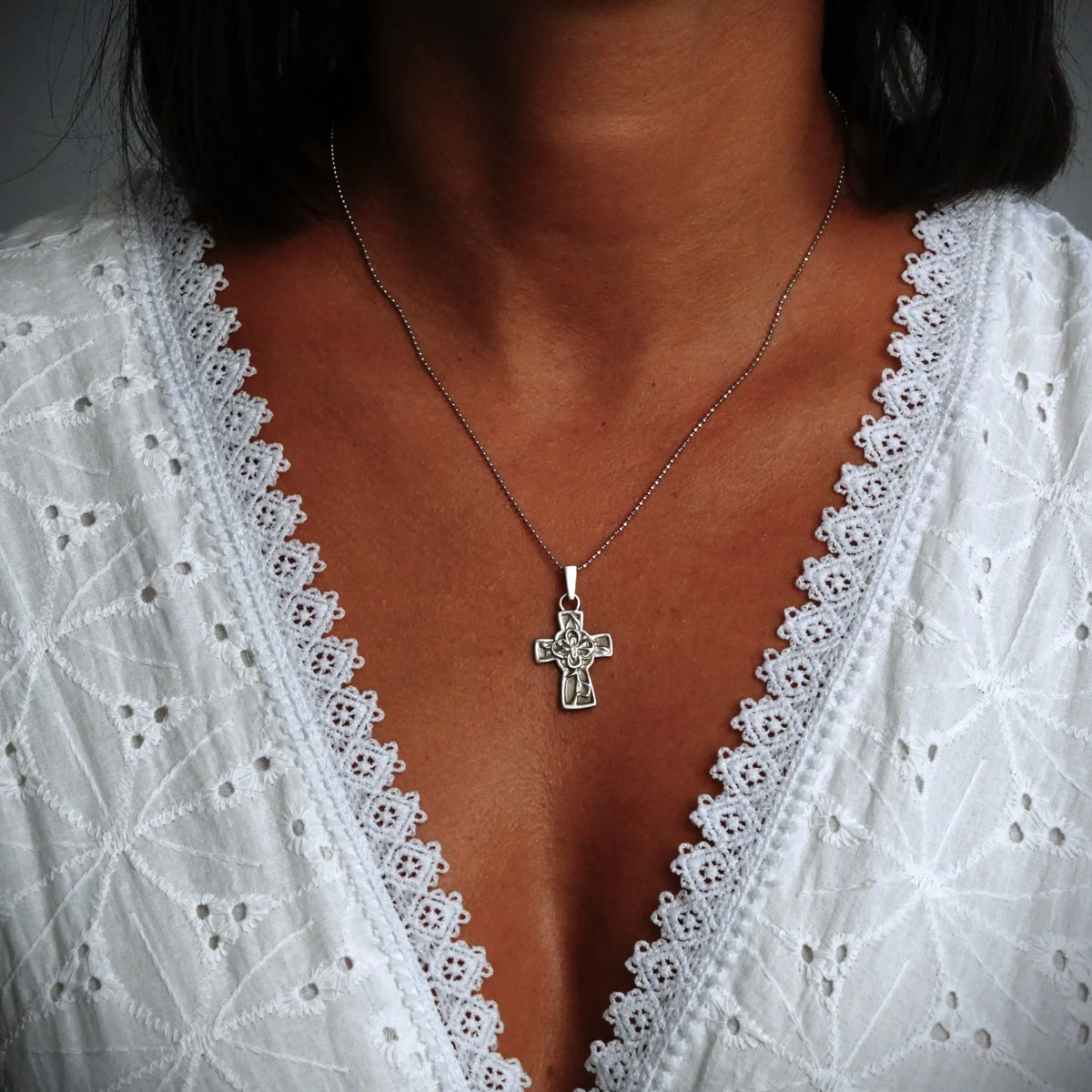 Pandantiv „Cruce cu floare” din argint 925 – talisman handmade pentru credință și speranță, bijuterie sculpturală în stil boho și rustic | Art Diva