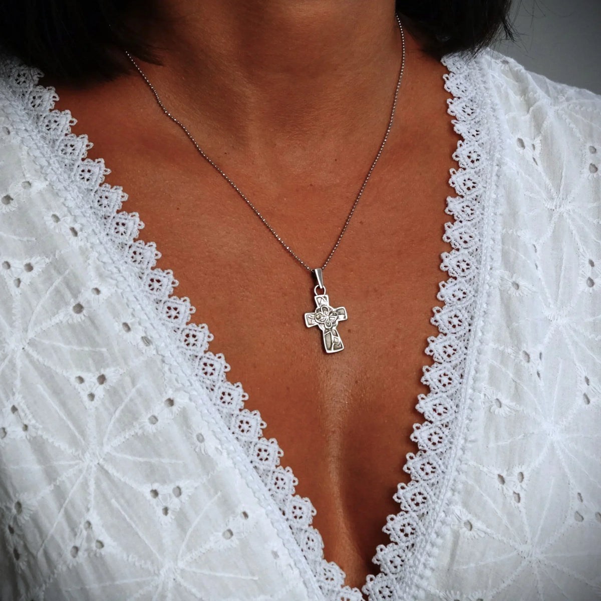 Pandantiv „Cruce cu floare” din argint 925 – talisman handmade pentru credință și speranță, bijuterie sculpturală în stil boho și rustic | Art Diva