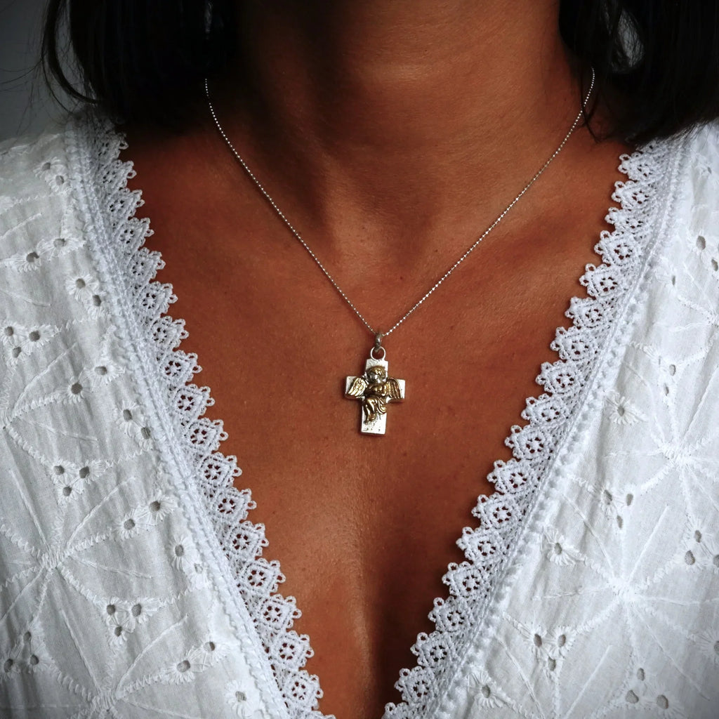 Pandantiv „Îmbrățișarea Îngerului” din argint 925 – talisman handmade pentru iubire și protecție, bijuterie sculpturală în stil boho și rustic | Art Diva