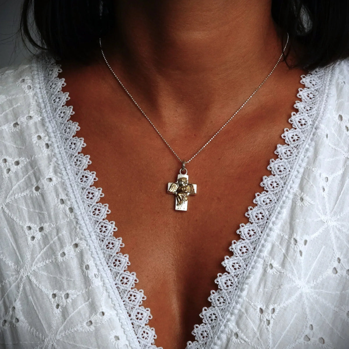 Pandantiv „Îmbrățișarea Îngerului” din argint 925 – talisman handmade pentru iubire și protecție, bijuterie sculpturală în stil boho și rustic | Art Diva