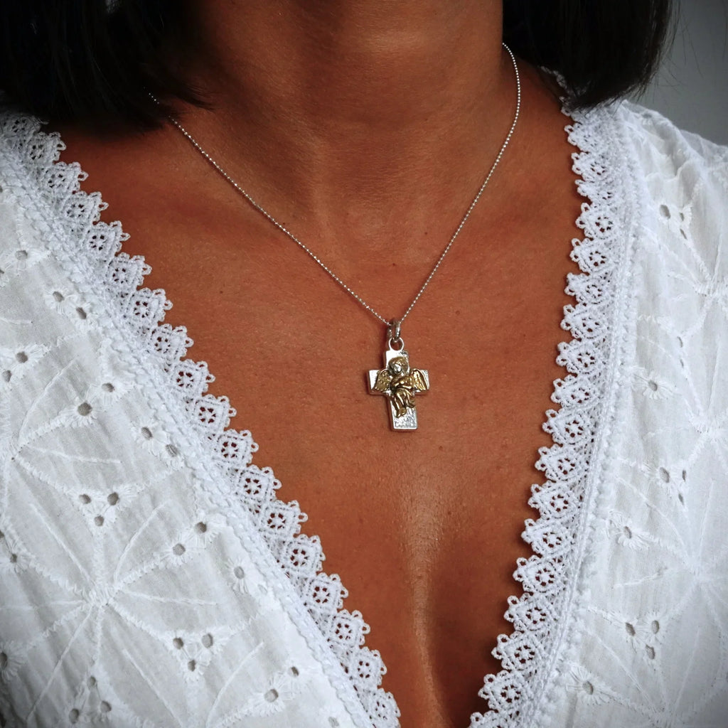 Pandantiv „Îmbrățișarea Îngerului” din argint 925 – talisman handmade pentru iubire și protecție, bijuterie sculpturală în stil boho și rustic | Art Diva