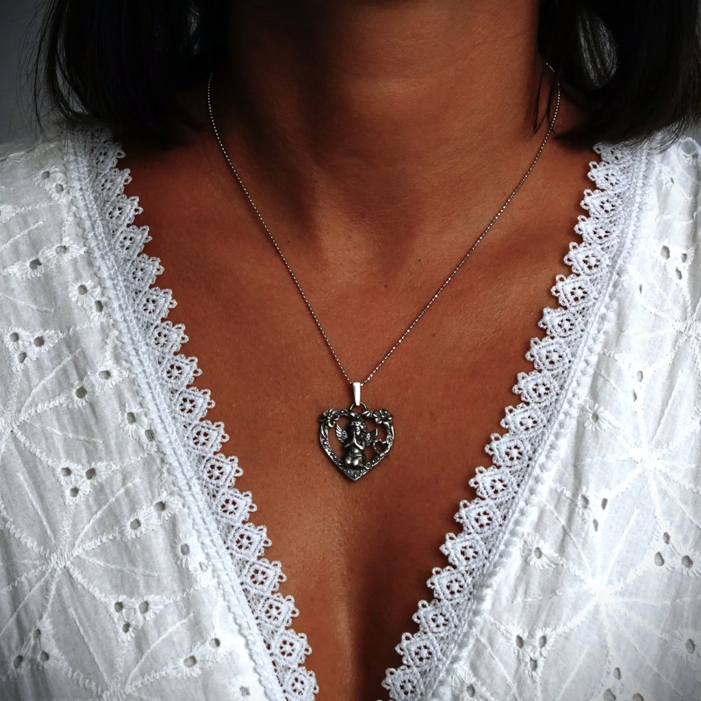 Pandantiv inimă „Rugăciunea unui Înger” pentru femei din argint 925 cu înger și flori – talisman pentru iubire și protecție, bijuterie sculpturală în stil boho și rustic | Art Diva