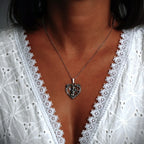 Pandantiv inimă „Rugăciunea unui Înger” pentru femei din argint 925 cu înger și flori – talisman pentru iubire și protecție, bijuterie sculpturală în stil boho și rustic | Art Diva