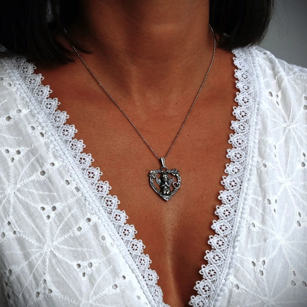 Pandantiv inimă „Rugăciunea unui Înger” pentru femei din argint 925 cu înger și flori – talisman pentru iubire și protecție, bijuterie sculpturală în stil boho și rustic | Art Diva