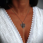 Pandantiv inimă „Rugăciunea unui Înger” pentru femei din argint 925 cu înger și flori – talisman pentru iubire și protecție, bijuterie sculpturală în stil boho și rustic | Art Diva
