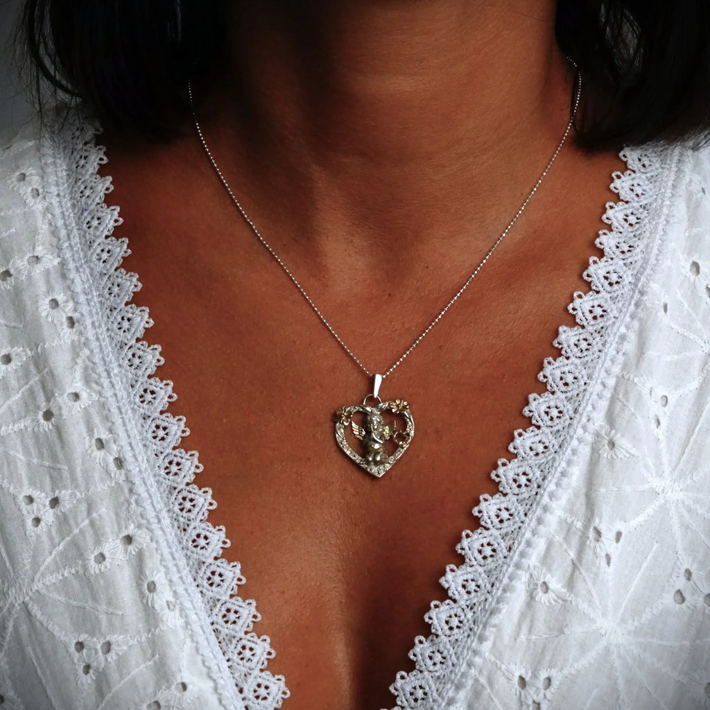Pandantiv „Înger în Inimă” din argint 925 cu accente placate în aur – talisman pentru iubire și protecție, bijuterie sculpturală în stil boho și rustic | Art Diva