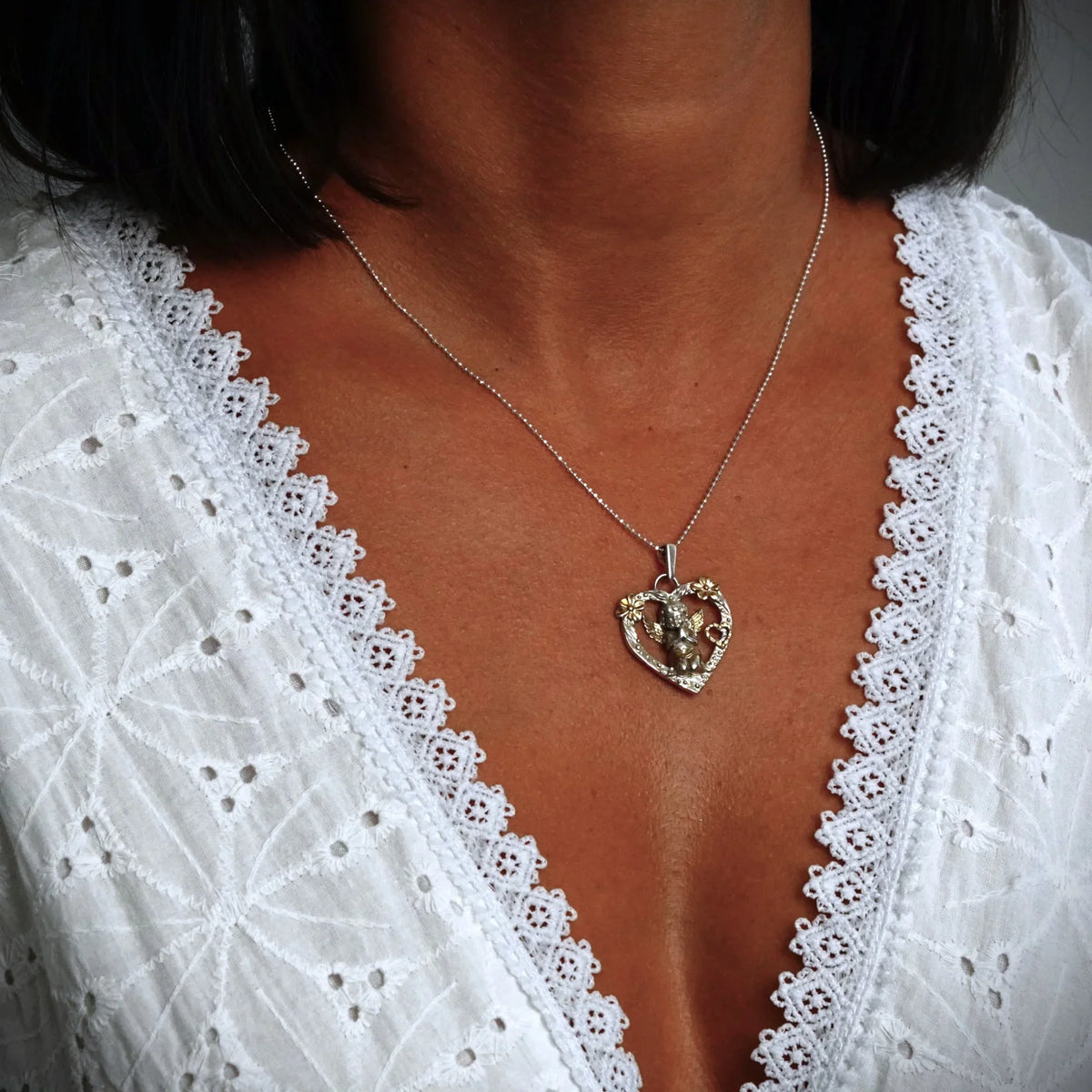 Pandantiv „Înger în Inimă” din argint 925 cu accente placate în aur – talisman pentru iubire și protecție, bijuterie sculpturală în stil boho și rustic | Art Diva