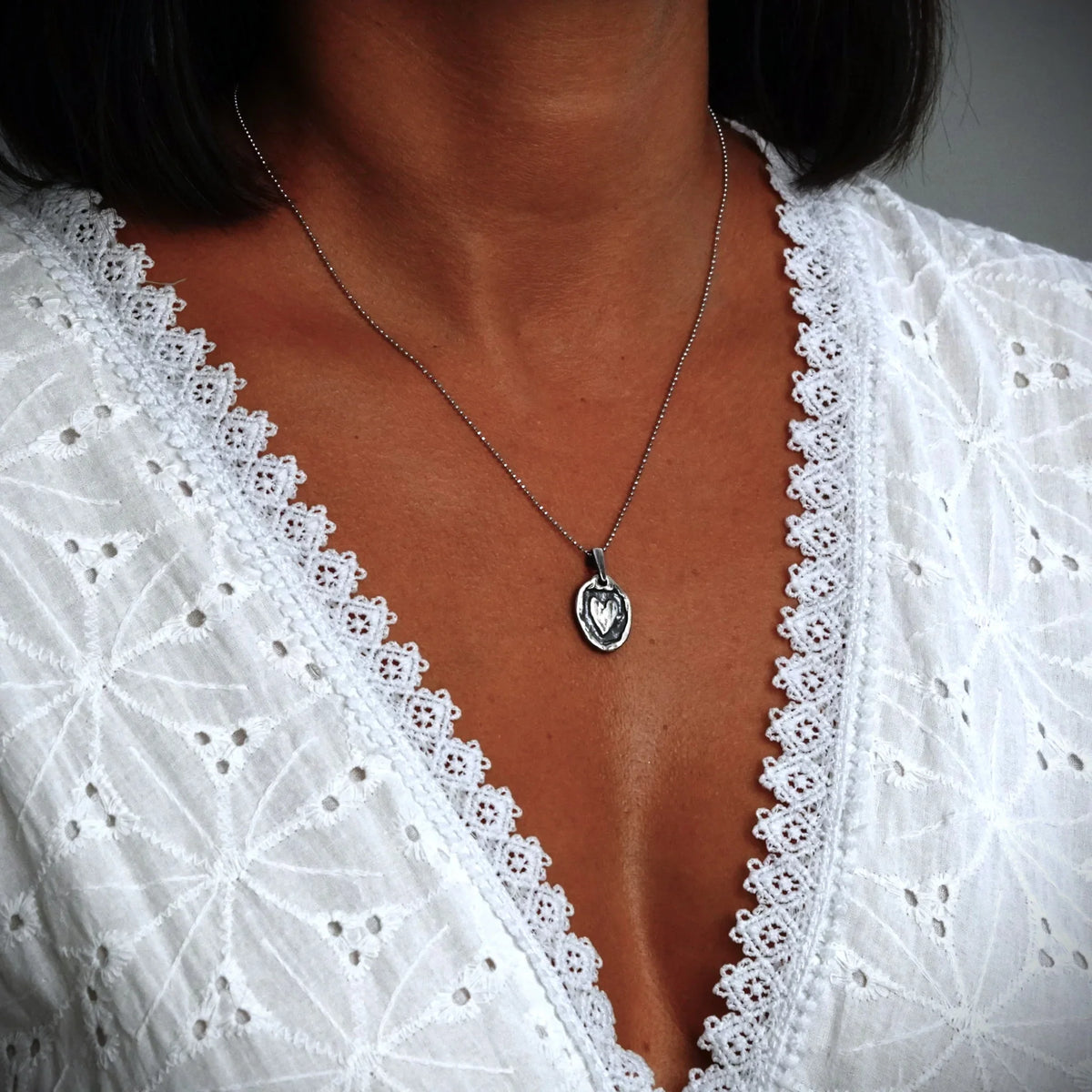 Pandantiv „Inimă rustică” din argint 925, realizat manual – talisman pentru iubire și apropiere sufletească, bijuterie sculpturală în stil boho și rustic | Art Diva